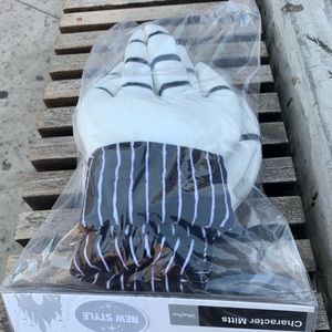 NIGHTMARE BEFORE CHRISTMAS JACK SKELLINGTON HANDS